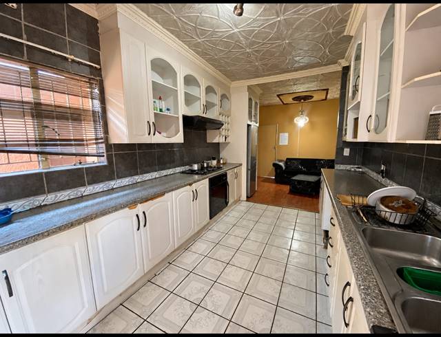 23 BEDROOM HOUSE FOR SALE IN BEDWORTH PARK